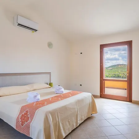 Corte Di Gallura מלון דירות 3*